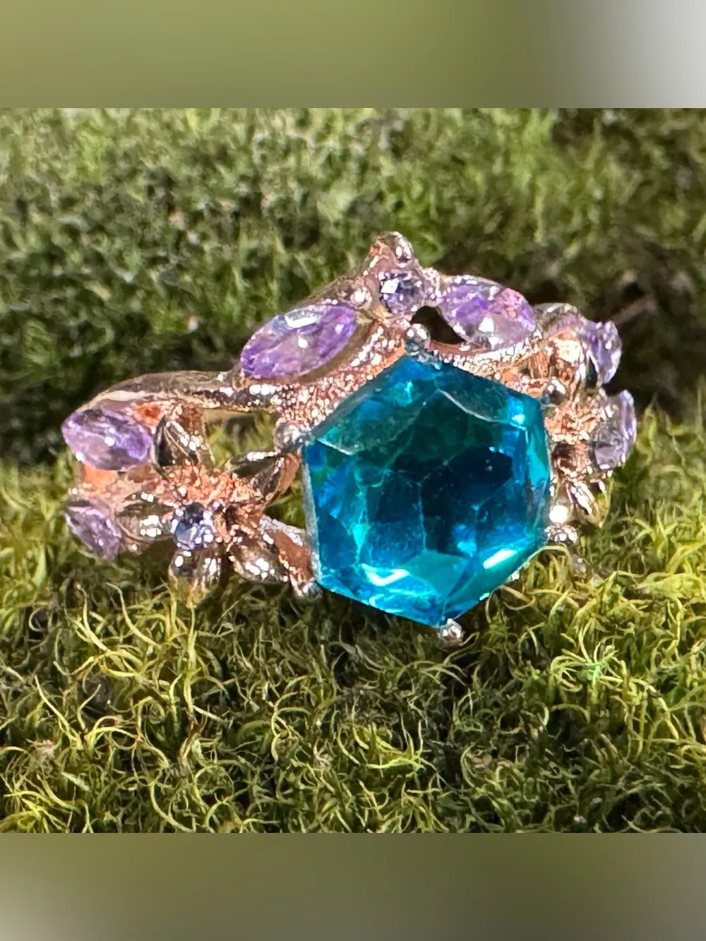 ❤️ Size 6 Gold Tone Floral Ring with Blue and Purple Crystal Accents Womens
